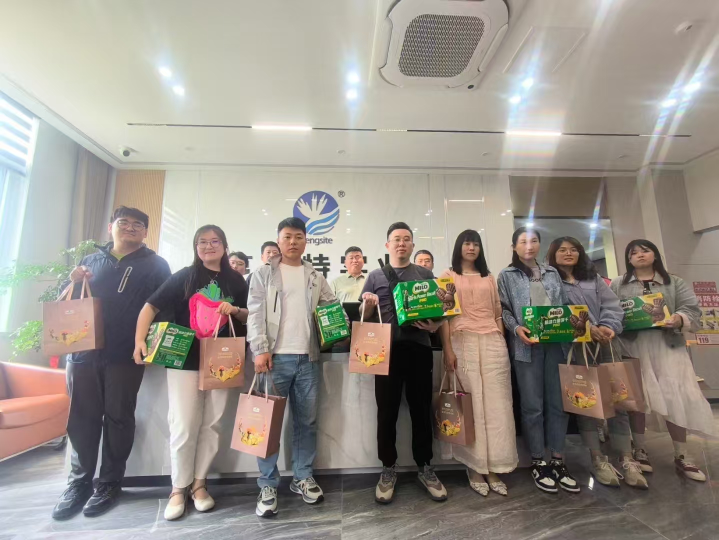 1748484094509766.jpg 4c965f7308d8eb267020eaca0f466ca.jpg